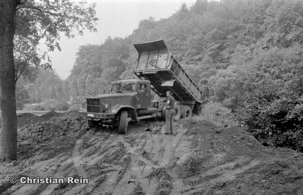 h-sw-058-12-Film2-Arbeitseinsatz mit LKW KrAZ 222B über Wasserfall Sonntag 07.09.75-02.jpg