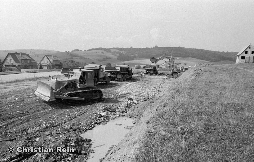 h-sw-058-11-Film1-Ausschachten für Sporthalle mit LKW KrAZ 222B, Planierraupe T100 und Bagger NOBAS UB1232 August 1975-02.jpg