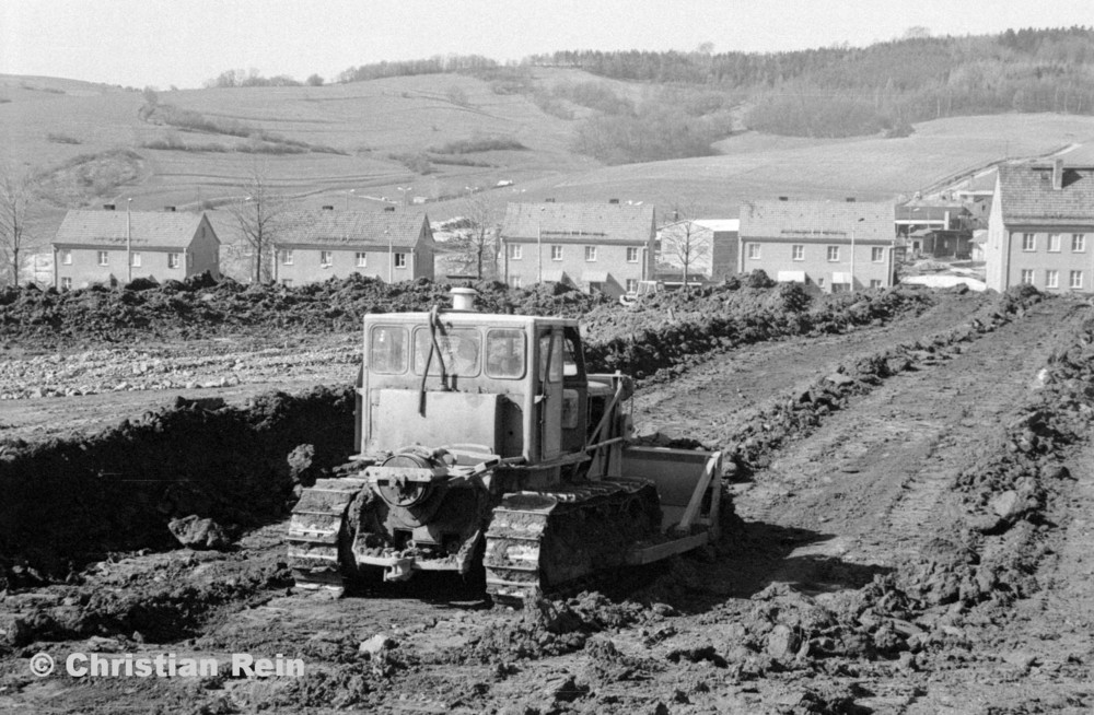 h-sw-069-43-Film2-3 Planierraupen(2xT100,1xS651) beim Ausschachten für Kinderkrippenbau Samstag 28.03.81-22.jpg