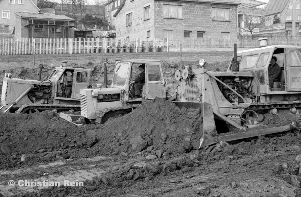 h-sw-069-43-Film2-3 Planierraupen(2xT100,1xS651) beim Ausschachten für Kinderkrippenbau Samstag 28.03.81-58.jpg