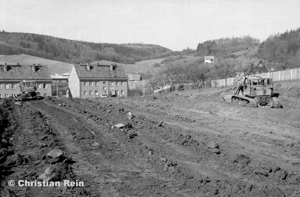 h-sw-069-43-Film2-3 Planierraupen(2xT100,1xS651) beim Ausschachten für Kinderkrippenbau Samstag 28.03.81-24.jpg