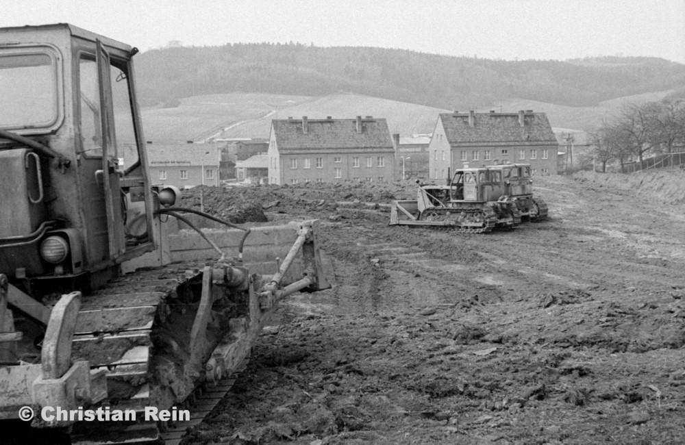 h-sw-069-43-Film2-3 Planierraupen(2xT100,1xS651) beim Ausschachten für Kinderkrippenbau Samstag 28.03.81-66.jpg