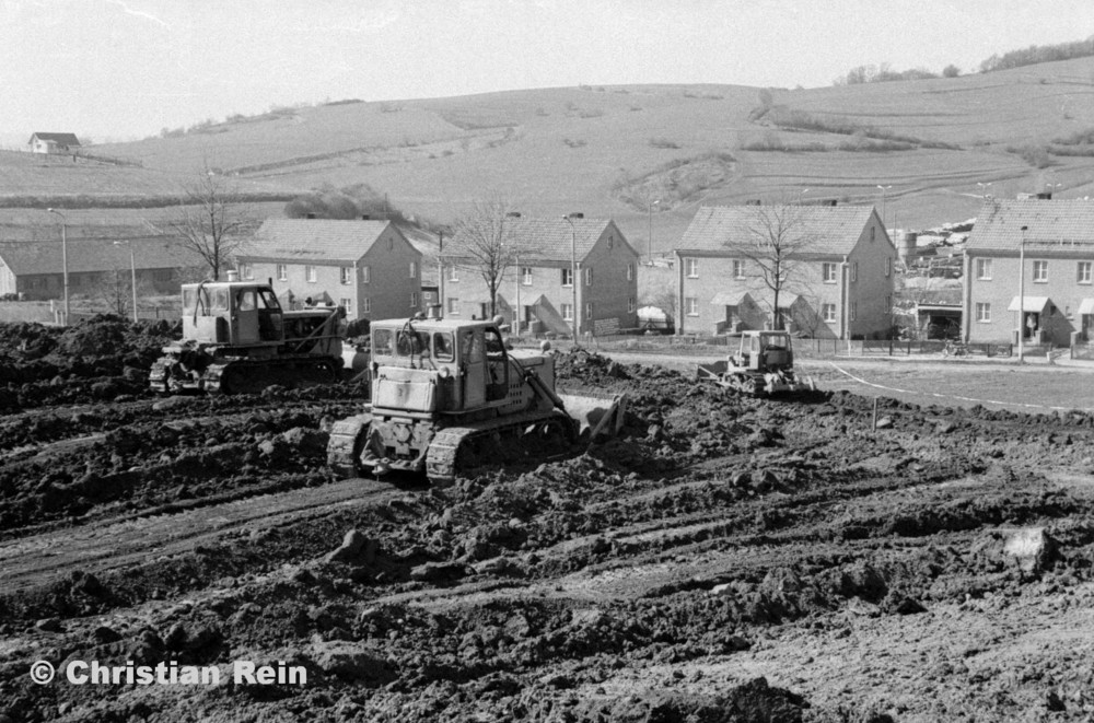 h-sw-069-43-Film2-3 Planierraupen(2xT100,1xS651) beim Ausschachten für Kinderkrippenbau Samstag 28.03.81-36.jpg