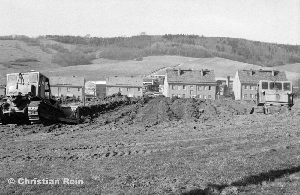 h-sw-069-43-Film2-3 Planierraupen(2xT100,1xS651) beim Ausschachten für Kinderkrippenbau Samstag 28.03.81-40.jpg