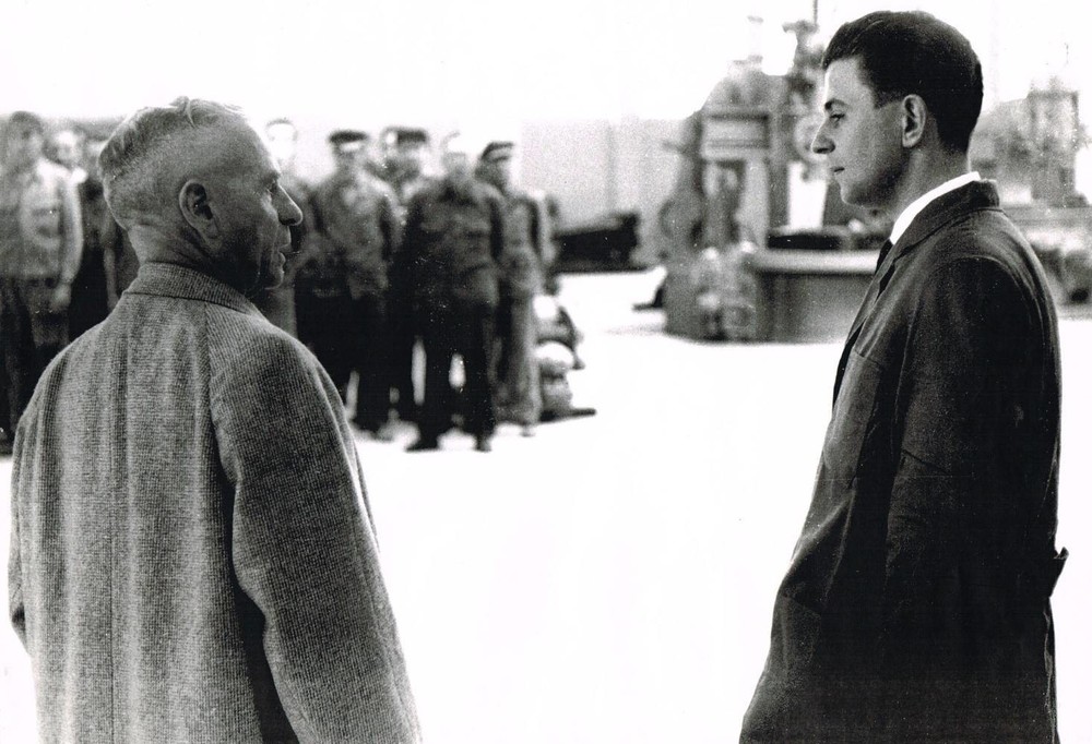 Hinrich Weyhausen (li.) und Jochen Sauer 1960 bei der Eröffnung des ATLAS Baggerwerkes in Ganderkesee (1920).jpg