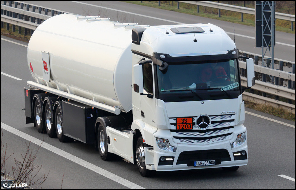 Mercedes_Actros_MP4_1843_Schrader_Tankauflieger.thumb.jpg.9000292cdc21c37474c9f69c951ca8b6.jpg