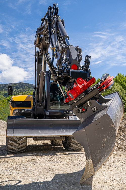 3-MECALAC-11MWR-Job_site-15-Copyright_Mecalac-300dpi-print-Tiltrotator_MR50-accessory.jpg