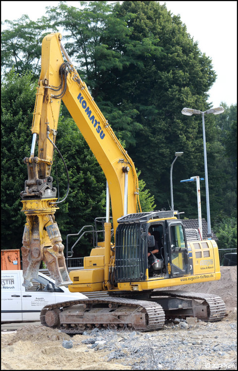 Komatsu_PC240NLC-10_Augustin.thumb.jpg.caa20189062c9121ee949e6b579bca45.jpg