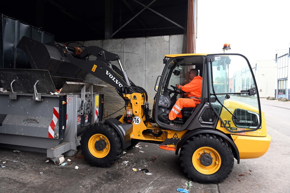 VolvoCE-BSR L25 am Presscontainer.jpg