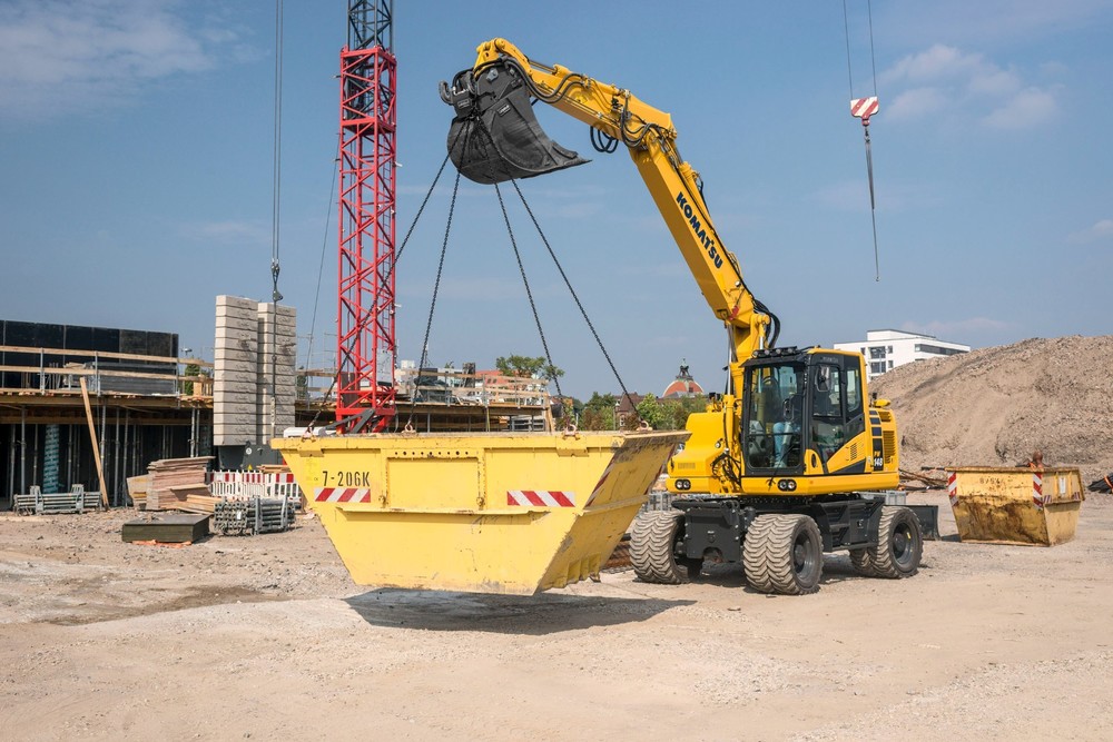 Komatsu_PW148-11_Action_0449.jpg