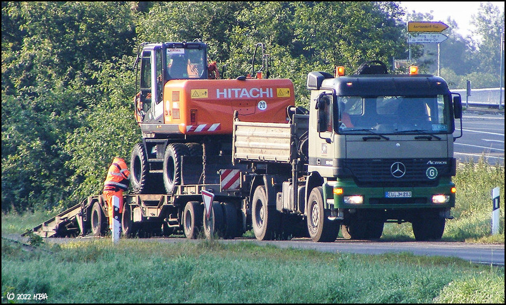 1069871167_2011_Mercedes_Actros1843Hitachi_Zaxis140PW.thumb.jpg.0c03d4458803ec3d3f17bdca91fb8cf9.jpg