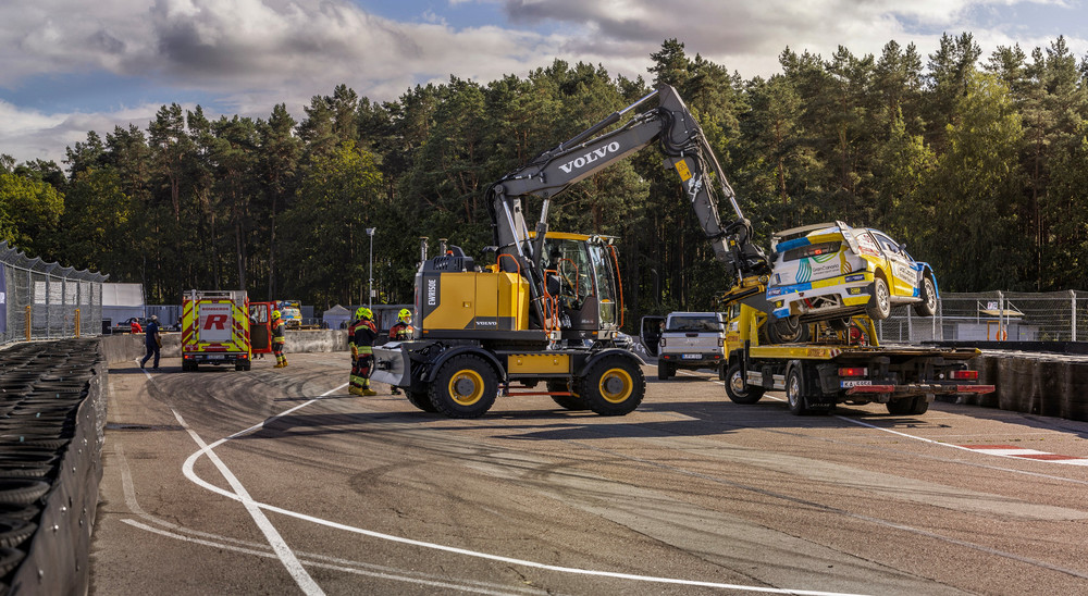 Volvo CE helps elevate motorsport safety - 02.jpg