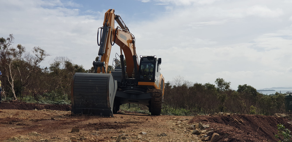 liebherr-excavator-r945-yadamwa-1-300dpi.jpg