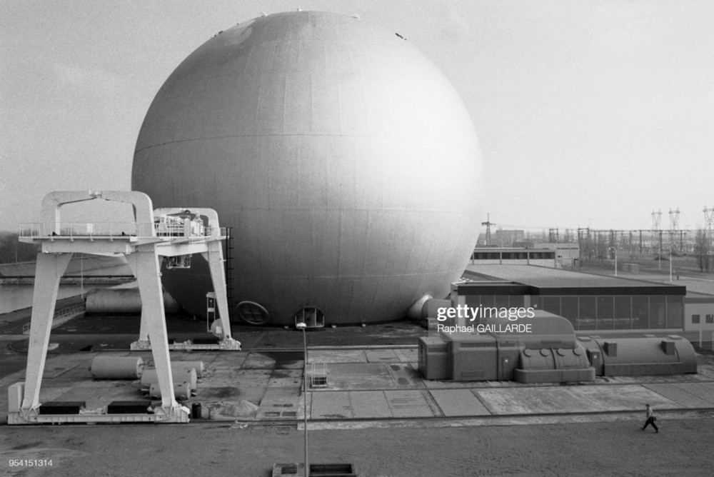 La centrale de Chinon. Grande boule de la centrale nucléaire en février 1986 à Chinon, France..jpg