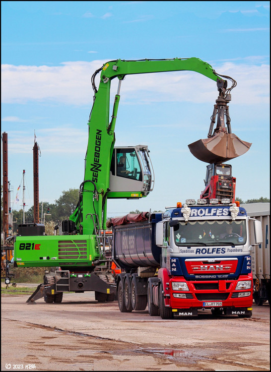 Sennebogen_821E_Industriehafen.thumb.jpg.67756051f4576740351a3aa63dfde0ad.jpg