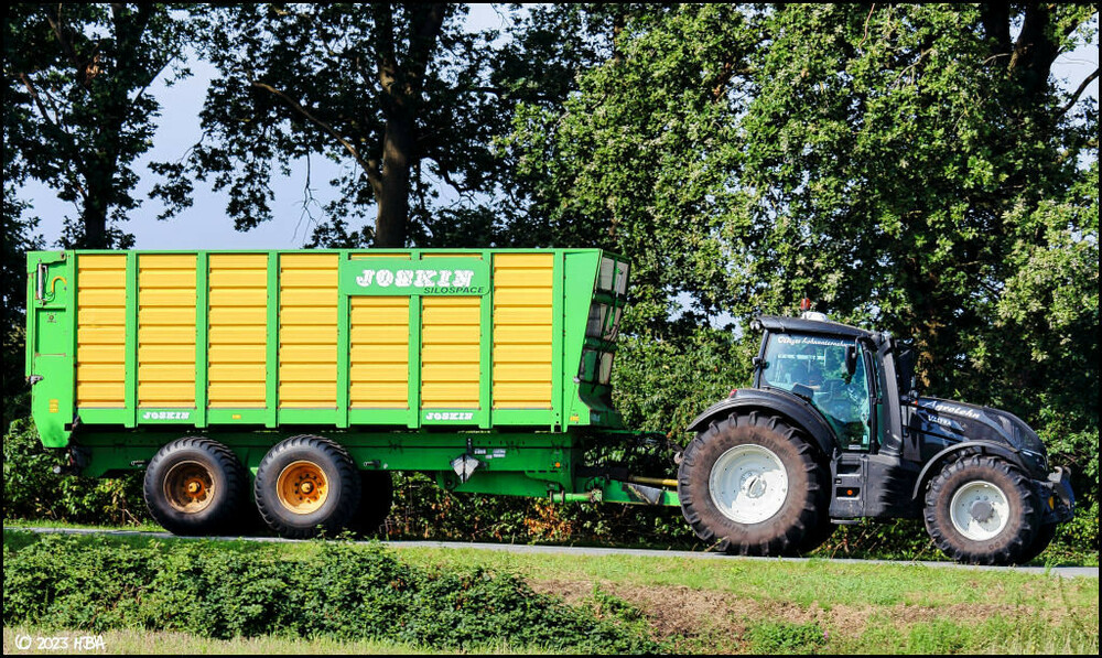 ValtraJoskin_Silagewagen.thumb.jpg.8e7bf8875a35d32697f1088c0c47c4a5.jpg