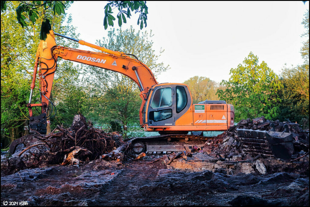 Doosan_DX180LC_Abbruch1.thumb.jpg.5718cf97de31e35aaaacaee1ac363d1a.jpg