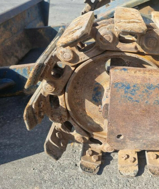 Komatsu PC10-6 - Kette hinten.jpg