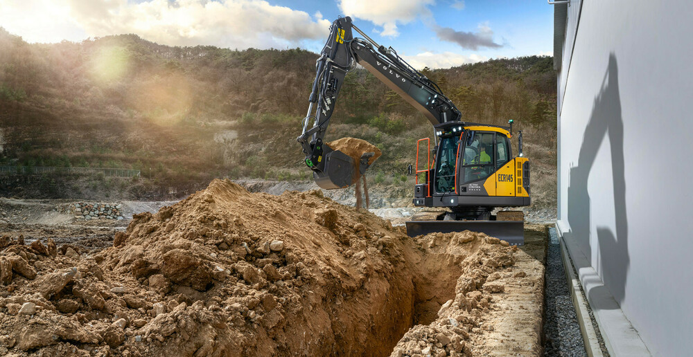 ECR145-EC210-redefine-excavator-excellence1.jpg