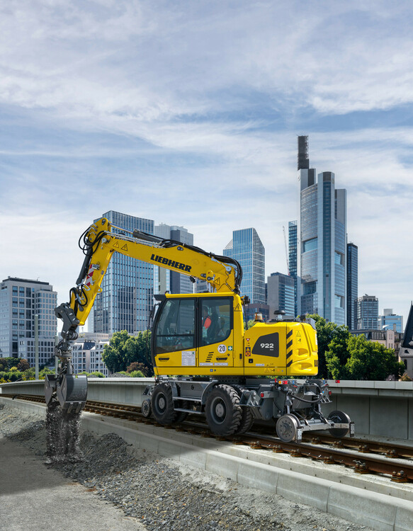 liebherr-A922railroad-excavator_300dpi.jpg