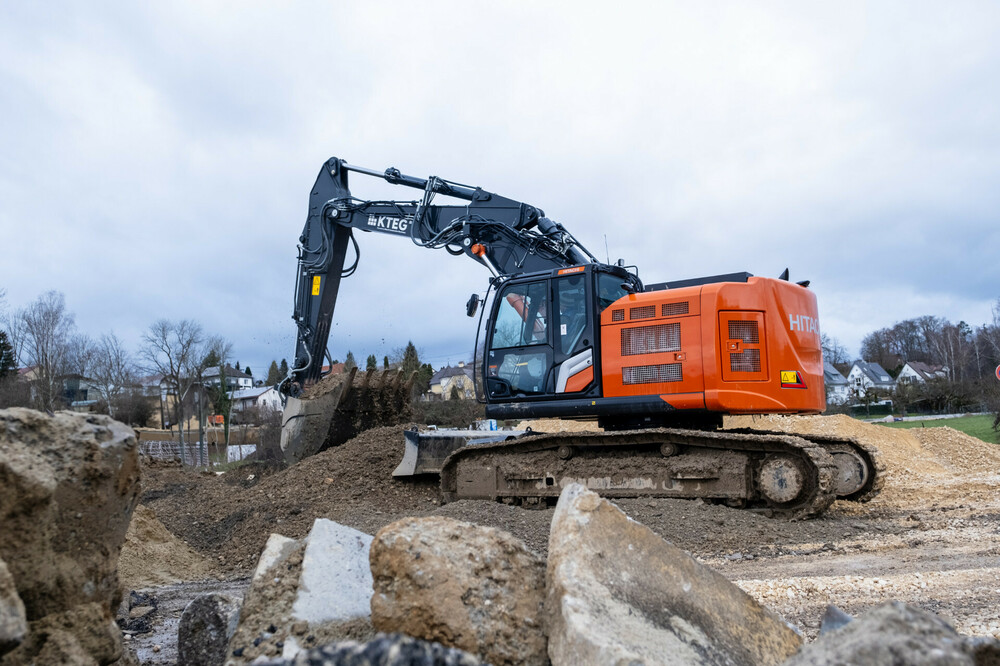 C2501_Kurzheckbagger im schweren Einsatz.jpg