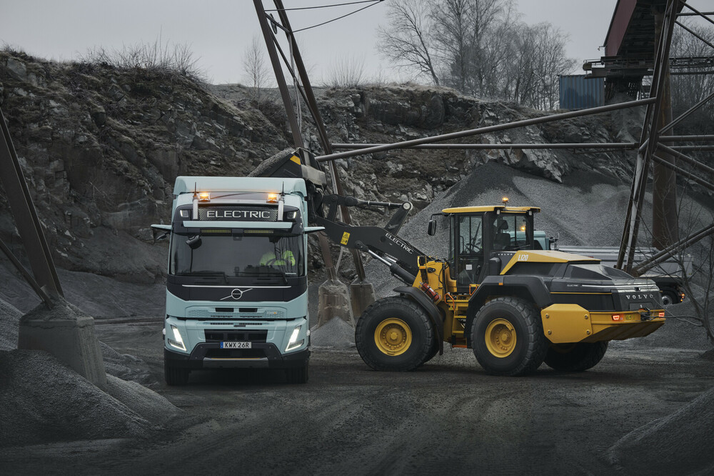 VolvoCE_elctrifies-bauma-2025-image1.jpg